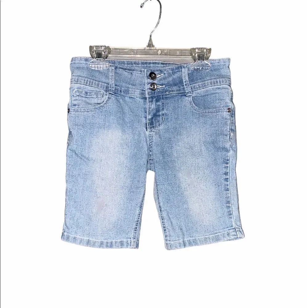 Pony tails embellished Bermuda shorts